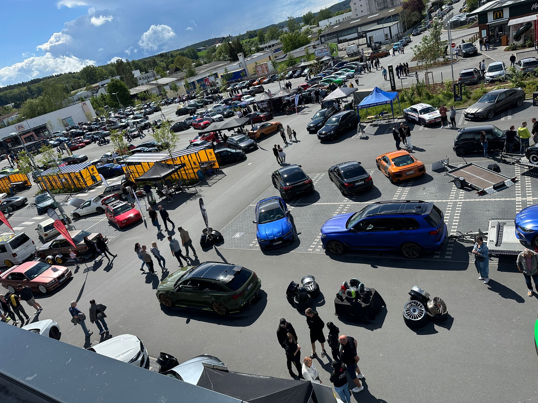 Voller Parkplatz mit Tuning Fahrzeugen