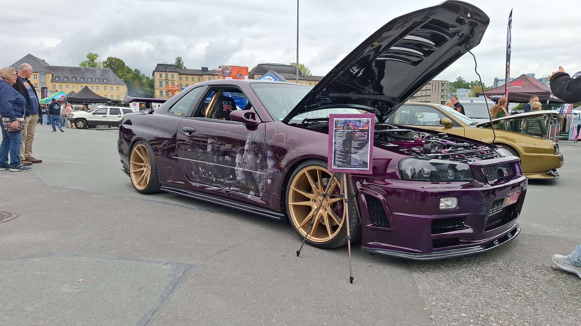 Getunter Skyline mit geöffneter Motorhaube